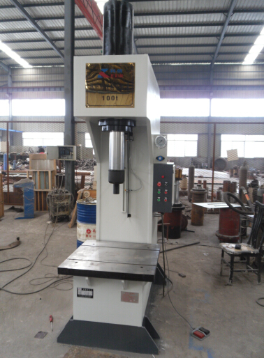 100T單臂壓力機(jī) 100T單臂壓力機(jī)